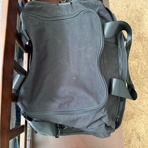 KNKG Gym Duffel Bag – Multi Pocket – Travel / Workout – Excellent Condition